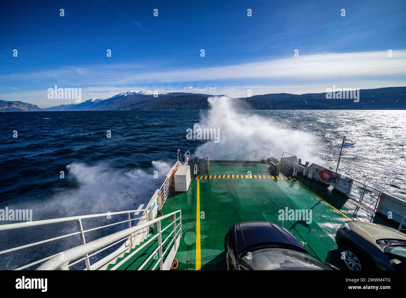 Sul traghetto tra Maderno e Torri del Benaco sul Lago di Garda, Italia Foto Stock