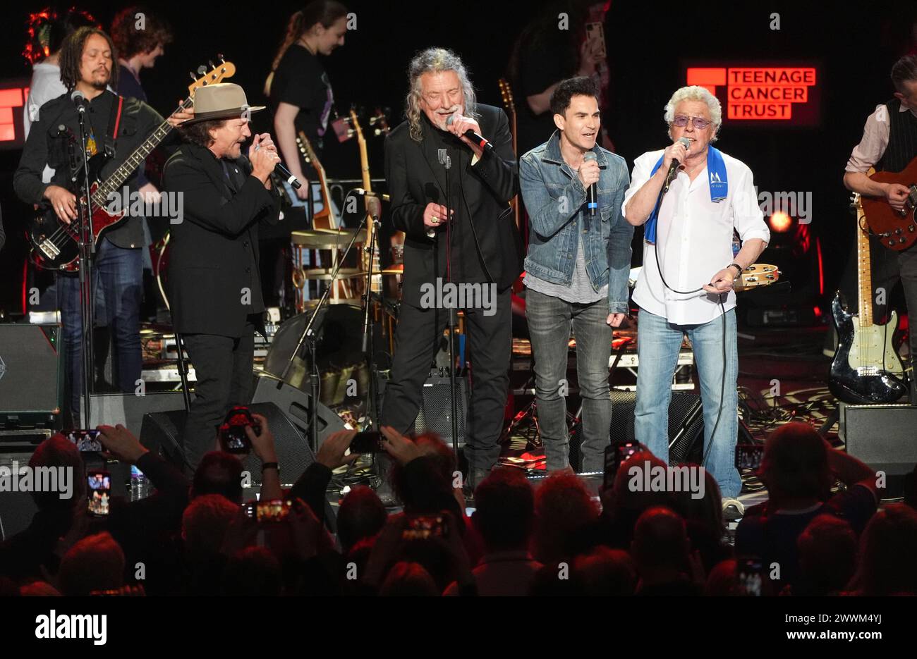 Eddie Vedder, Robert Plant, Kelly Jones e Roger Daltrey sul palco durante "Ovation", una celebrazione di 24 anni di concerti per il Teenage Cancer Trust, alla Royal Albert Hall di Londra. Data foto: Domenica 24 marzo 2024. Foto Stock