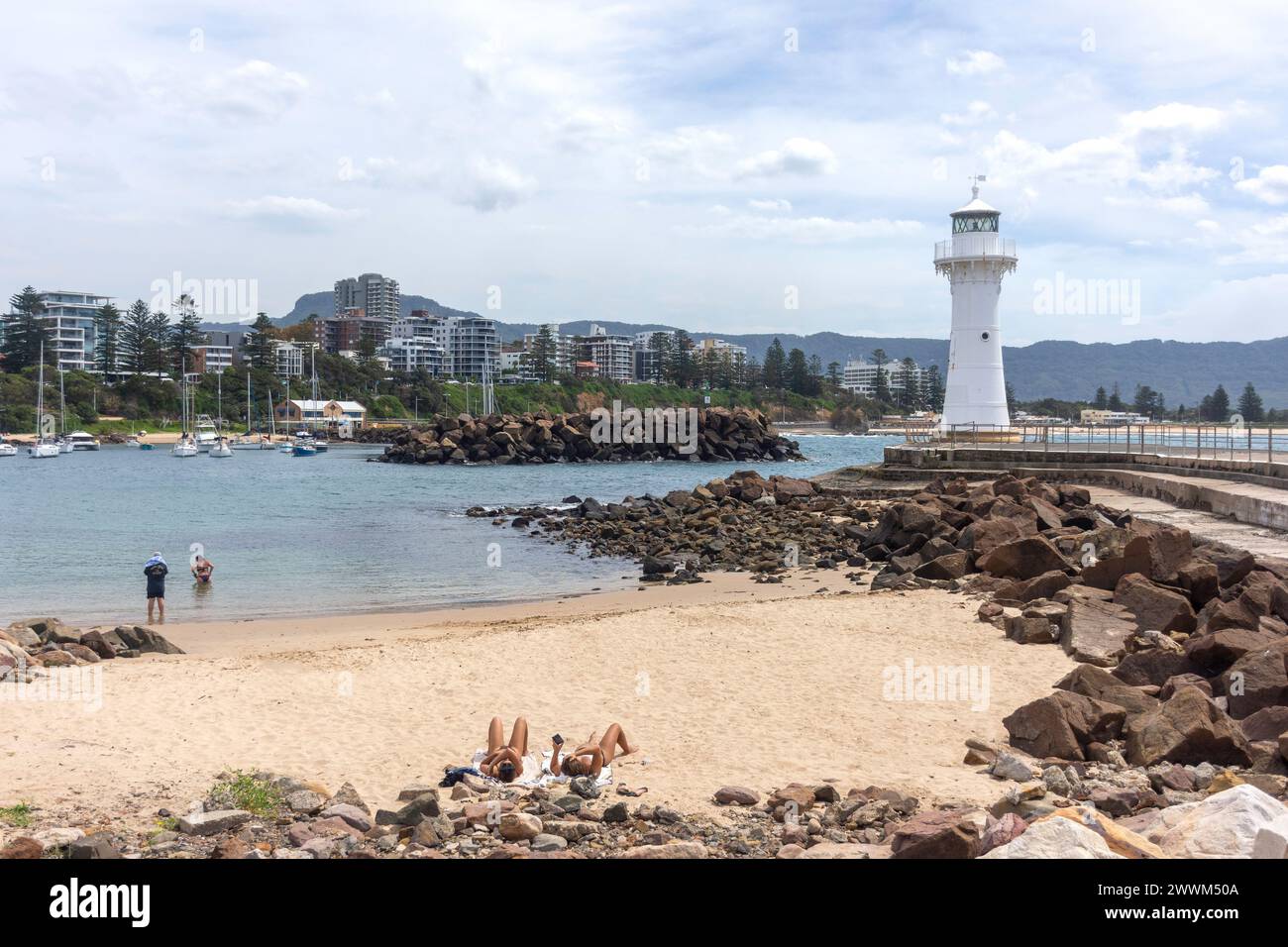 Faro e spiaggia di Wollingong Breakwater da Wollongong Head, Wollongong, nuovo Galles del Sud, Australia Foto Stock