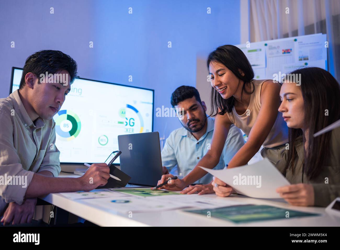 Brainstorming del team Diversity incentrato sull'ESG (ambiente, sociale, governance) e sulle energie rinnovabili per ridurre le emissioni inquinanti in un ufficio ecosostenibile A. Foto Stock