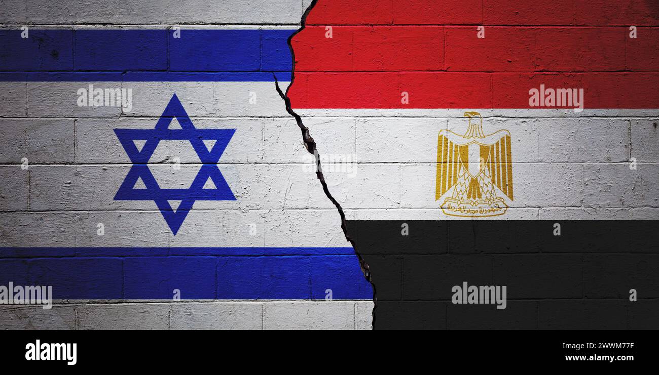Muro di mattoni incrinati dipinto con una bandiera israeliana a sinistra e una bandiera egiziana a destra. Foto Stock