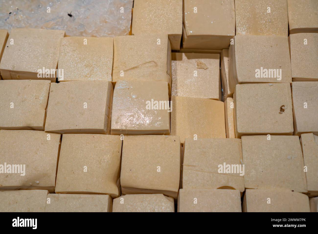 Rinfrescare un gruppo di fette di tofu sul mercato. Tofu a base di cagliata di soia Foto Stock