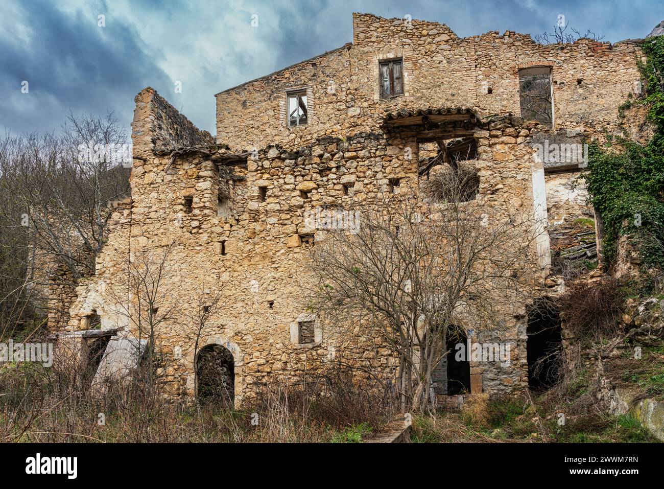 Case di pietra e fango ora ridotte a rovine senza tetti e con pareti crollate. Bugnara, Provincia dell'Aquila, Abruzzo, Italia Europa Foto Stock