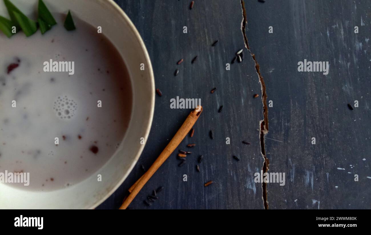 foto del cibo sotto forma di riso nero appiccicoso con latte Foto Stock