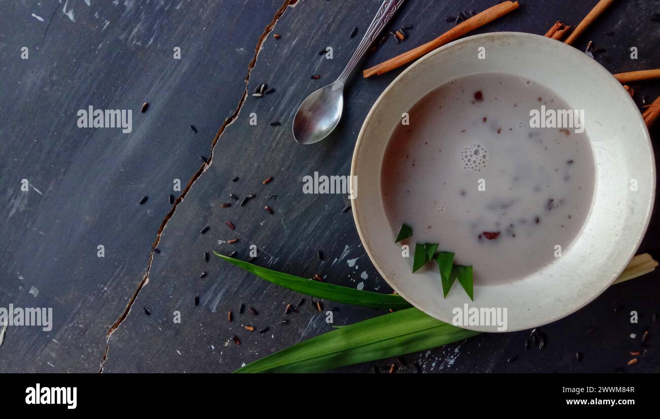 foto del cibo sotto forma di riso nero appiccicoso con latte Foto Stock