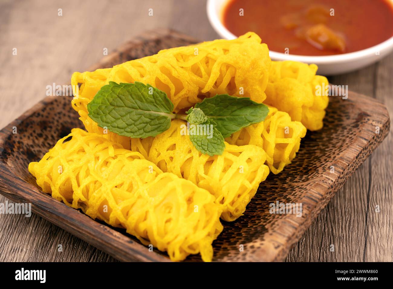 Primo piano di Roti Jala o pane netto e salsa al curry Foto Stock