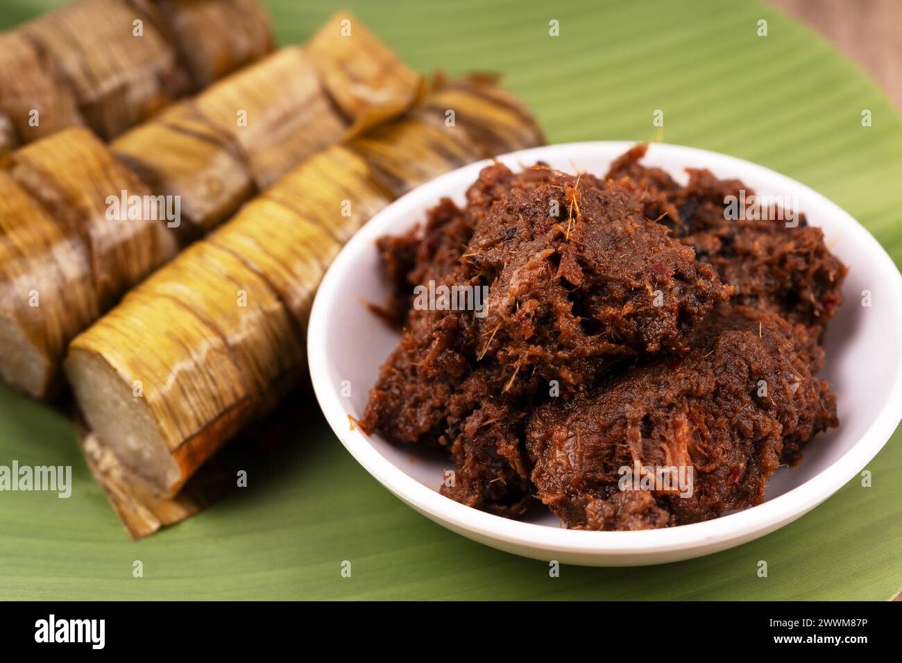 Primo piano di rendang e lemang di manzo Foto Stock