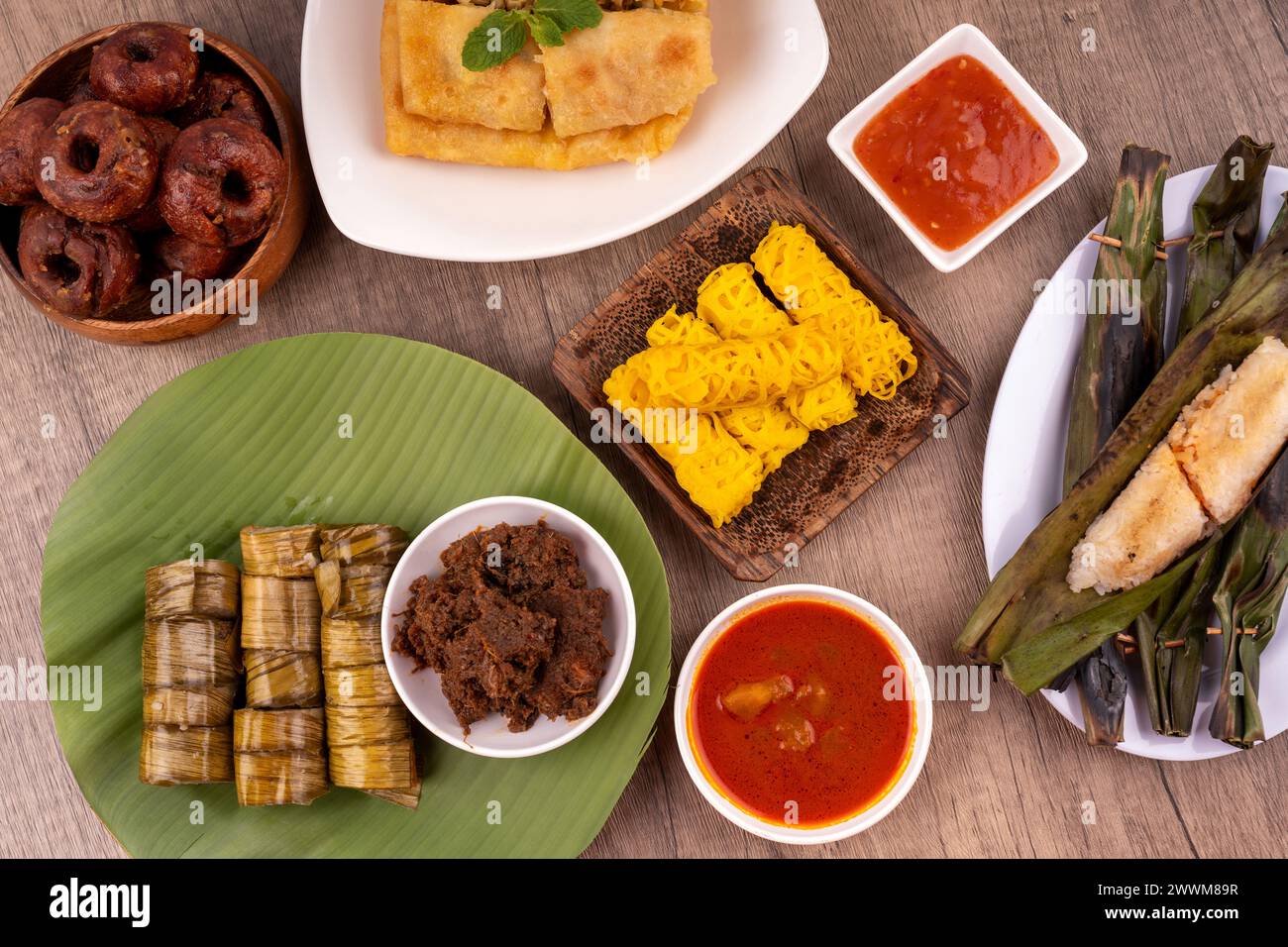 Vari deliziosi piatti Ramadan per Iftar in Malesia Foto Stock
