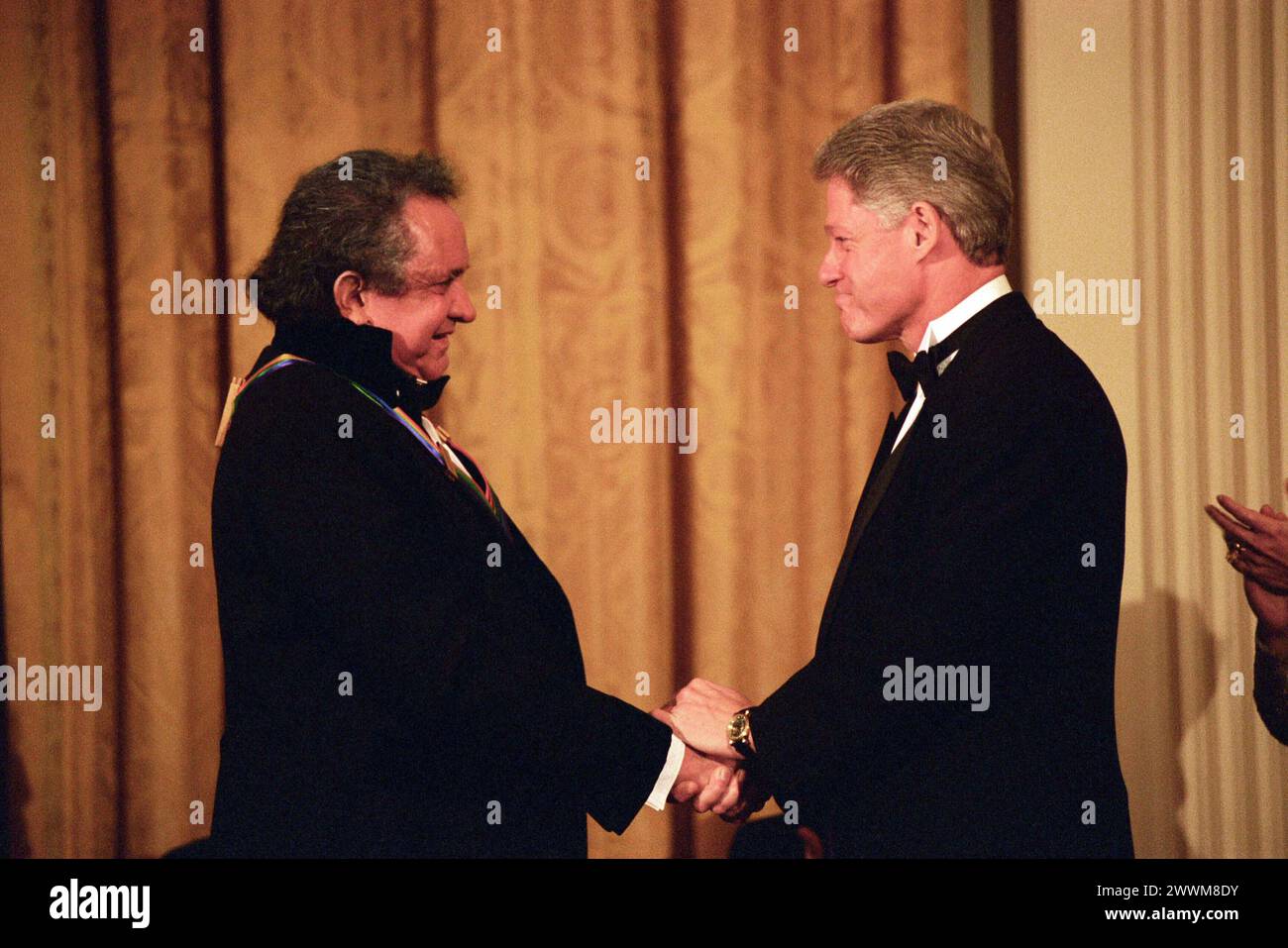 Il presidente Clinton stringe la mano a Johnny Cash al ricevimento per onorare i 1996 Kennedy Center Awardees Foto Stock