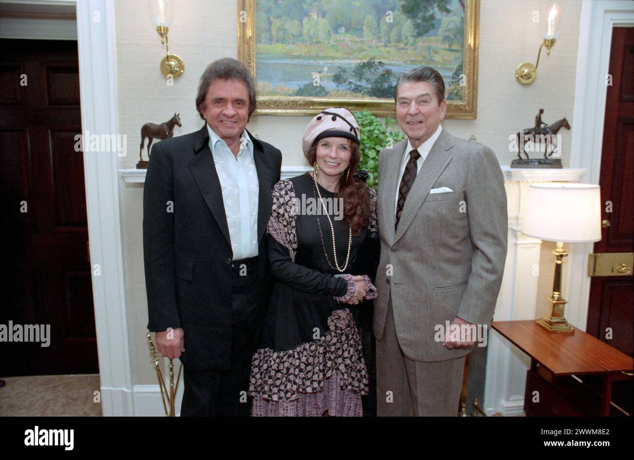 Il presidente Ronald Reagan con Johnny Cash e June Carter Cash nello studio Oval Office, 1988 - foto dell'ufficio della Casa Bianca Foto Stock