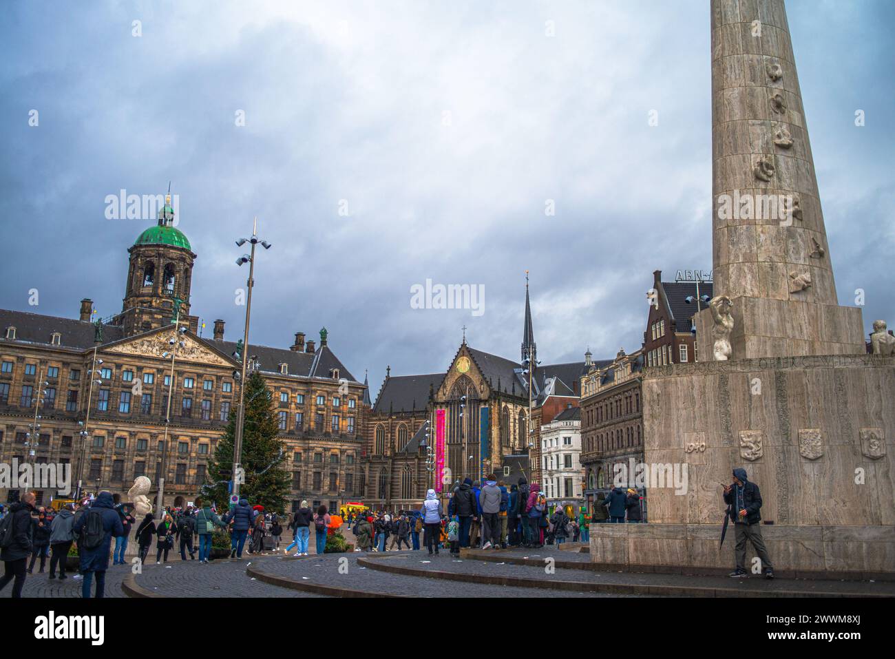 Piazza del Duomo di Amsterdam racchiude fascino storico e bellezza architettonica, con il suo iconico edificio a cupola e l'atmosfera vivace. Foto Stock