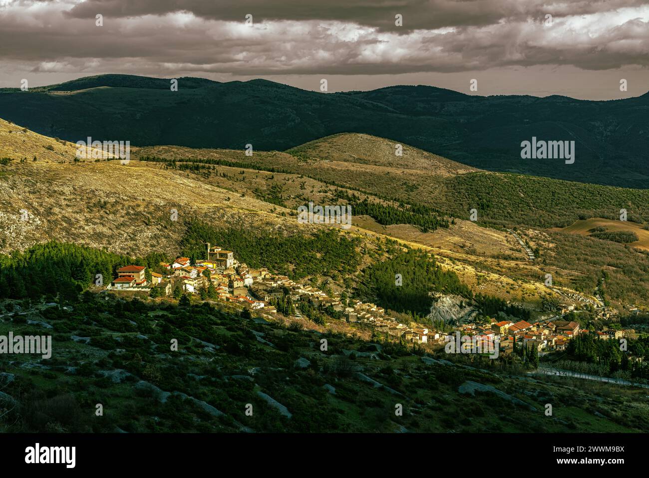 Sotto un cielo spettacolare, l'antica città di Secinaro e le montagne del Parco regionale del Sirente Velino. Secinaro, provincia dell'Aquila, Abruzzo Foto Stock