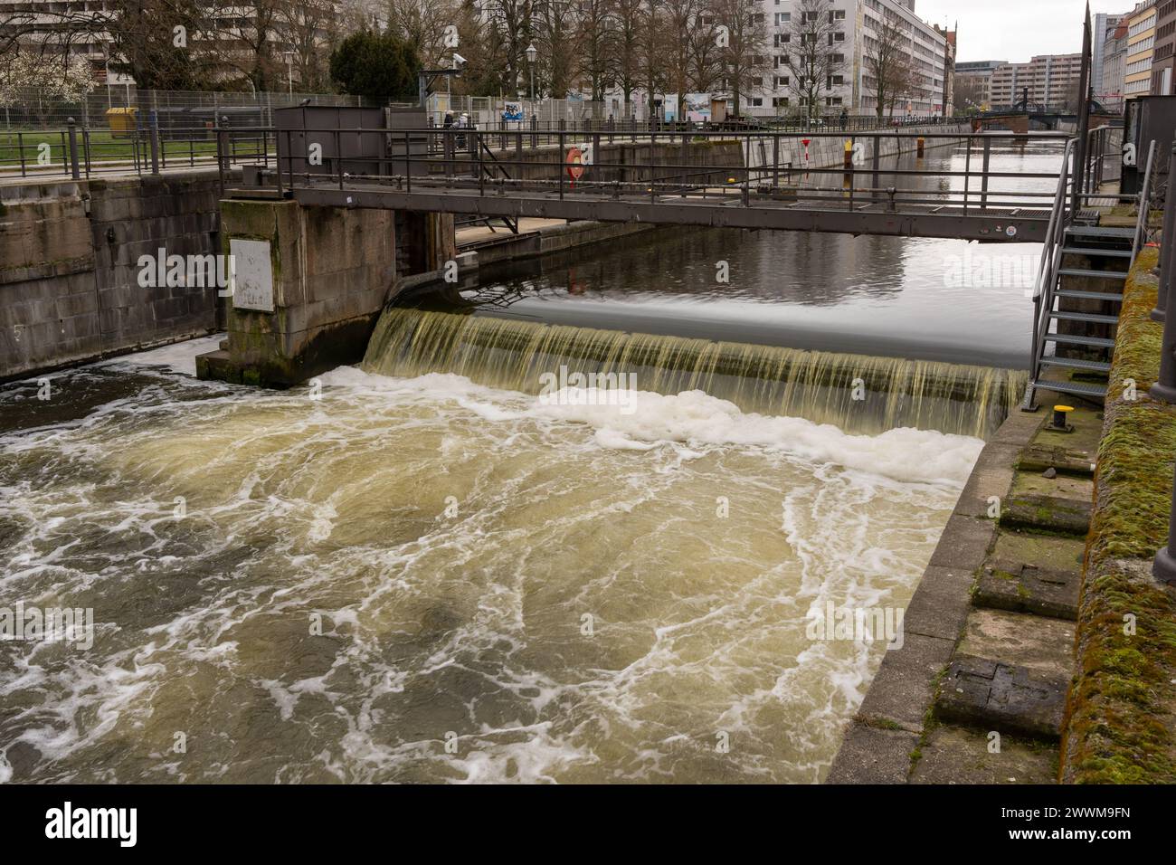 Regolatore del livello dell'acqua in un'utenza idrica. Pressione dell'acqua alla rete idrica. Foto Stock