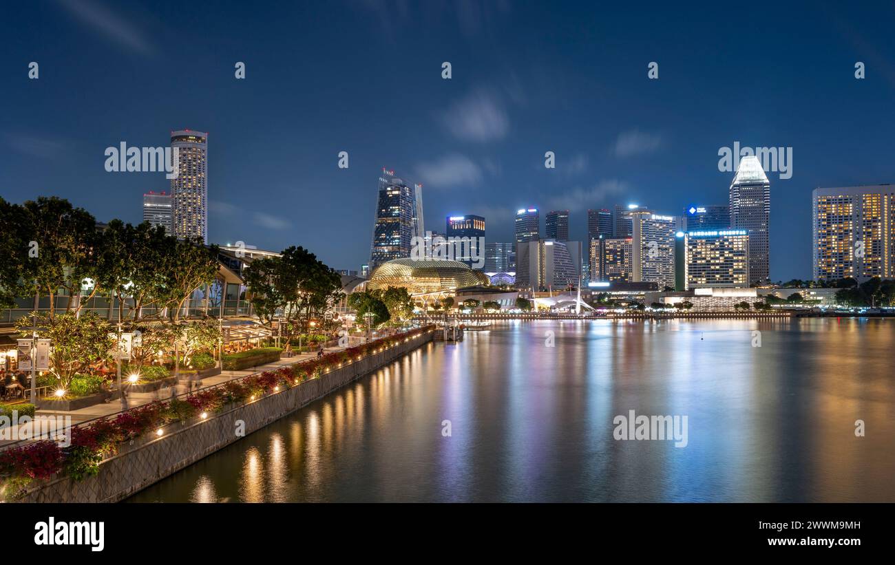 Vista dell'area dell'Esplanade Concert Hall di Singapore, durante l'atmosfera serale Foto Stock