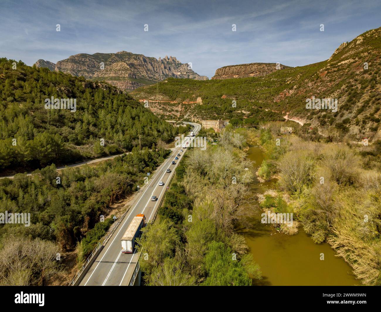La gola di Cairat, il fiume Llobregat, la strada C-55 e le vecchie terme di Puda. Sullo sfondo, il monte Montserrat (Barcellona, Catalogna, Spagna) Foto Stock