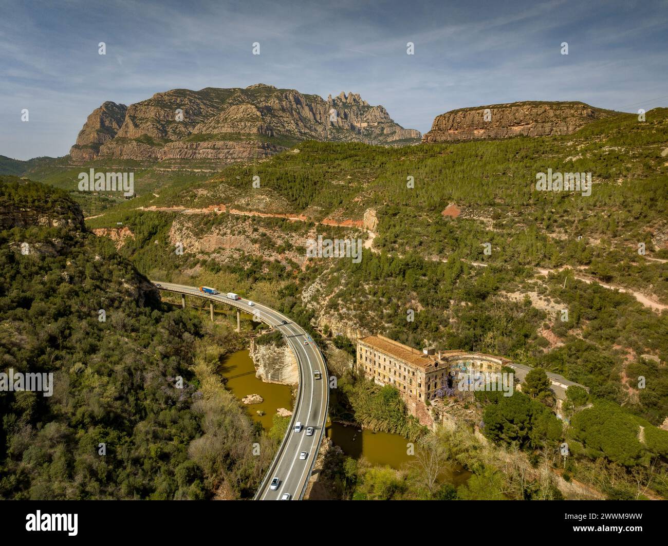 La gola di Cairat, il fiume Llobregat, la strada C-55 e le vecchie terme di Puda. Sullo sfondo, il monte Montserrat (Barcellona, Catalogna, Spagna) Foto Stock