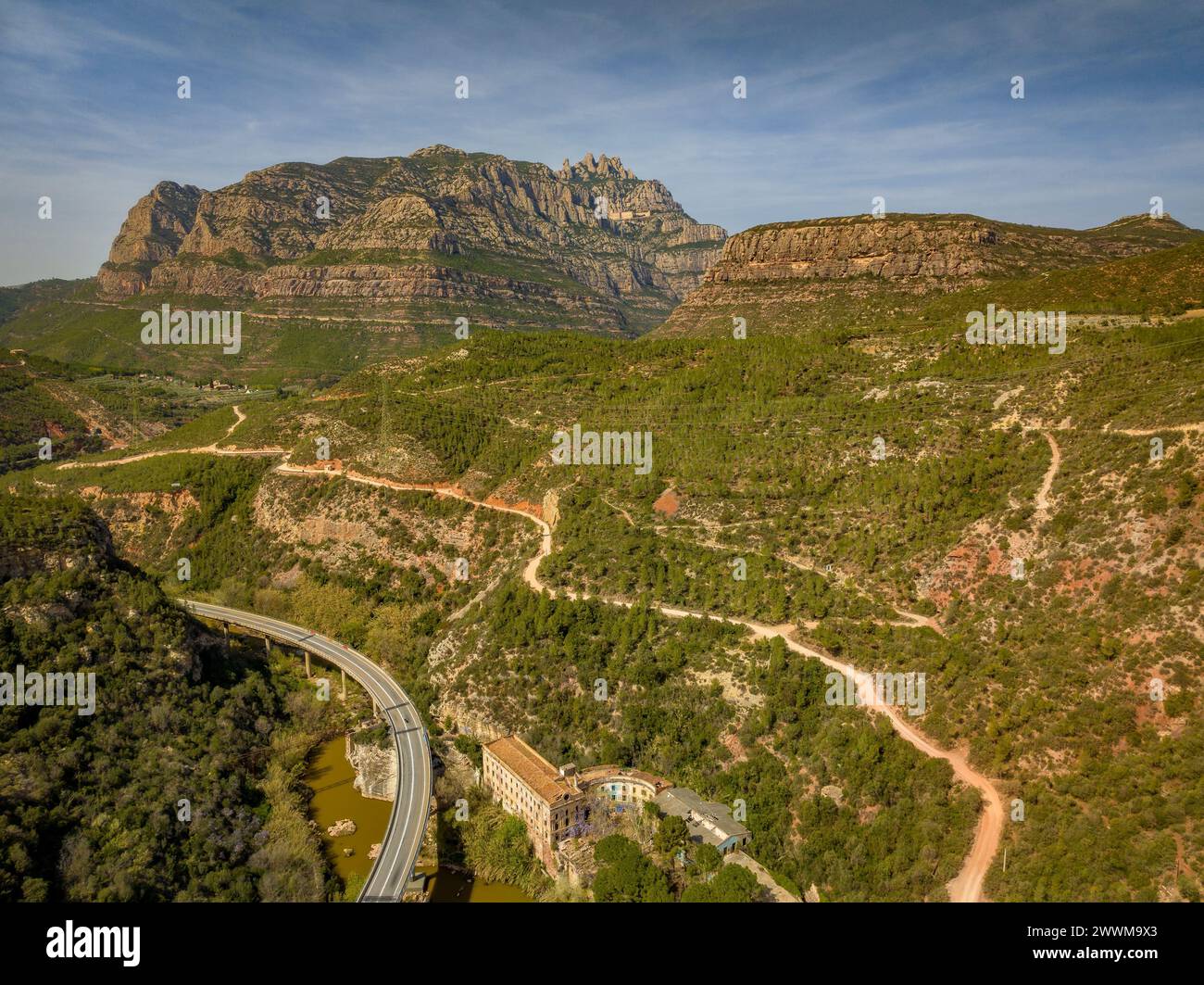 La gola di Cairat, il fiume Llobregat, la strada C-55 e le vecchie terme di Puda. Sullo sfondo, il monte Montserrat (Barcellona, Catalogna, Spagna) Foto Stock