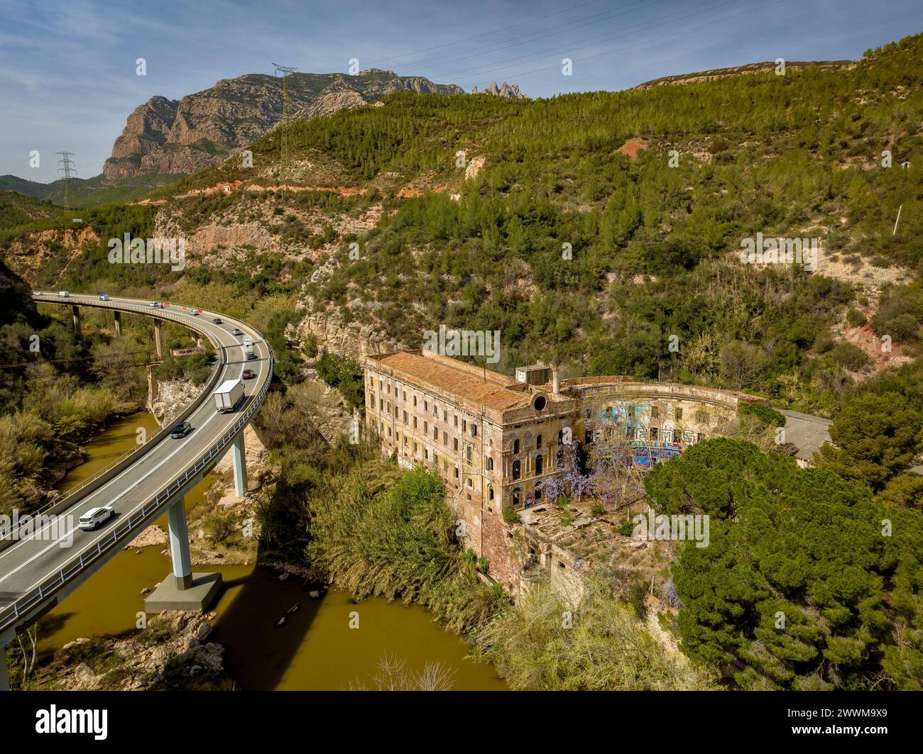 La gola di Cairat, il fiume Llobregat, la strada C-55 e le vecchie terme di Puda. Sullo sfondo, il monte Montserrat (Barcellona, Catalogna, Spagna) Foto Stock