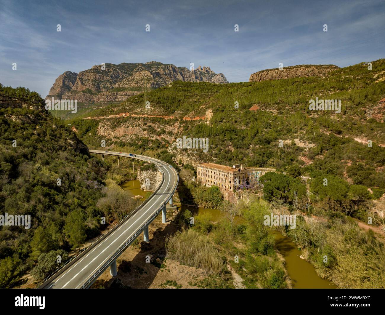 La gola di Cairat, il fiume Llobregat, la strada C-55 e le vecchie terme di Puda. Sullo sfondo, il monte Montserrat (Barcellona, Catalogna, Spagna) Foto Stock