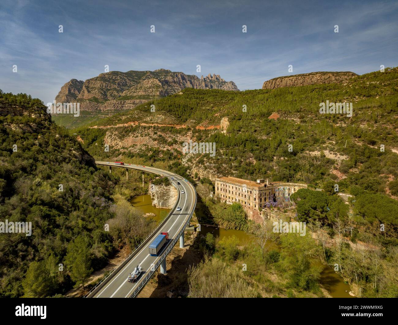 La gola di Cairat, il fiume Llobregat, la strada C-55 e le vecchie terme di Puda. Sullo sfondo, il monte Montserrat (Barcellona, Catalogna, Spagna) Foto Stock