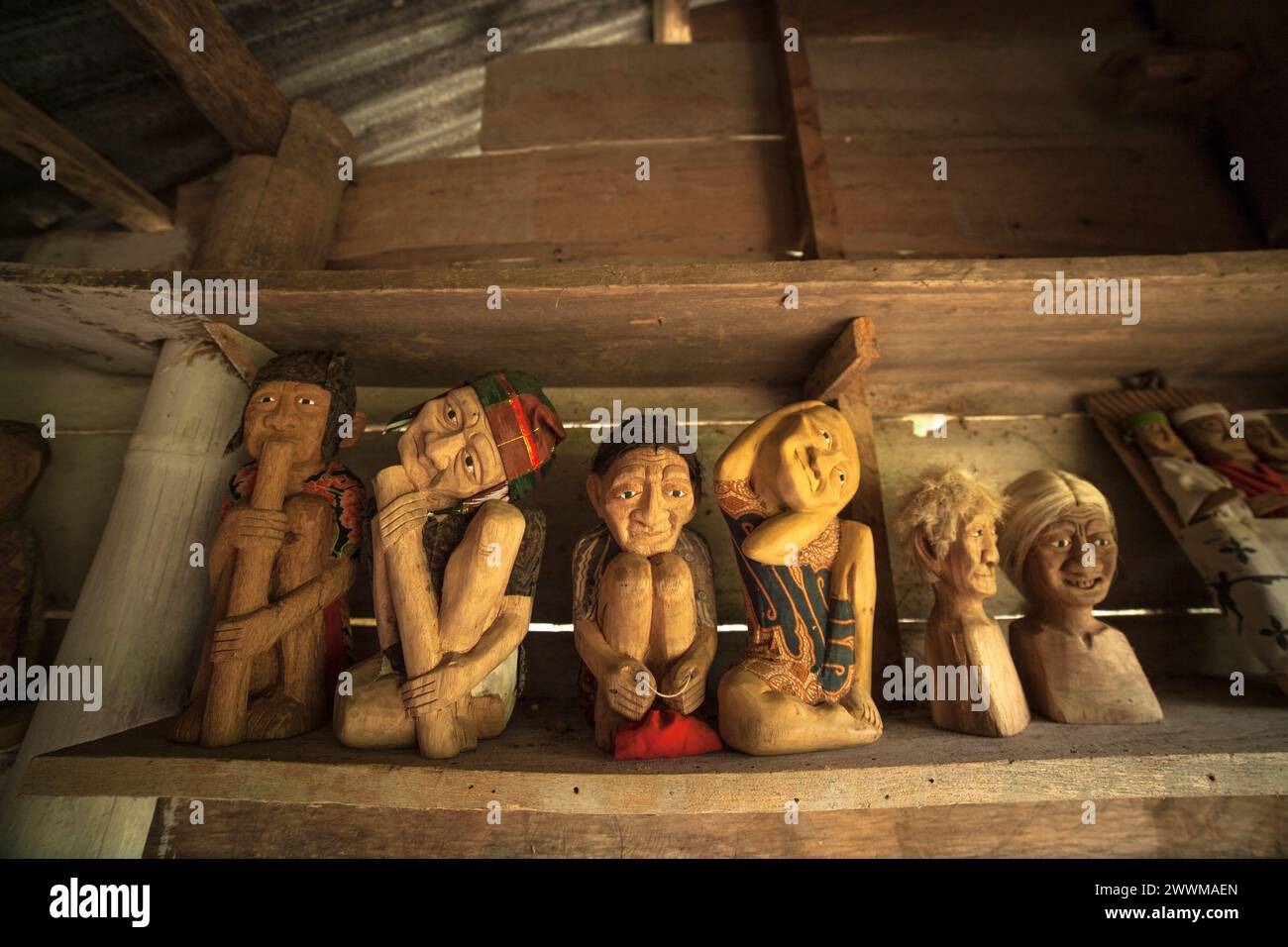 Asia, Indonesia, Sulawesi, Tana Toraja. Effigie in legno come souvenir Foto Stock