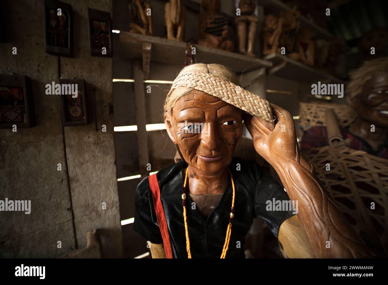 Souvenir le sculture in legno delle donne sono meglio conosciute come Tao Tao tra le culture indigene di Tana Toraja a Sulawesi Foto Stock