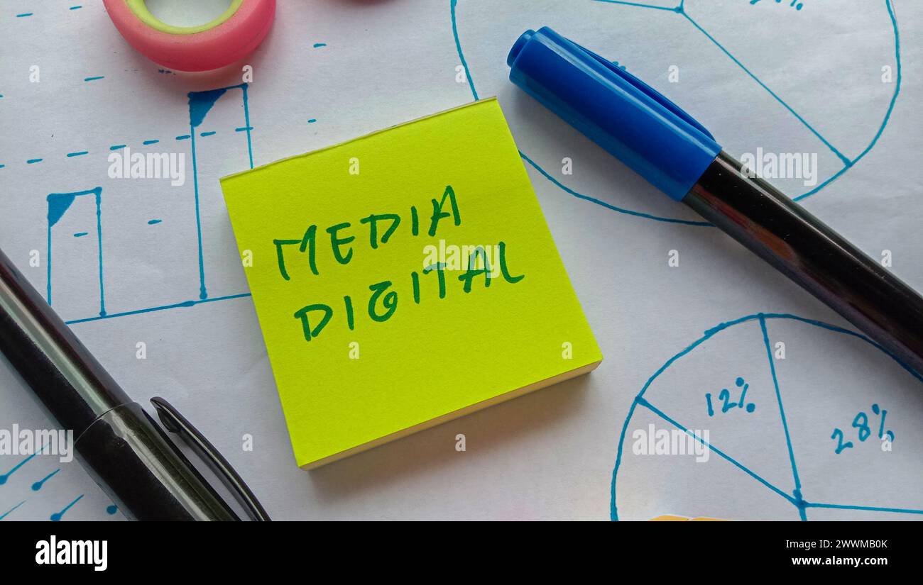 Foto con tema aziendale con il testo "MEDIA DIGITAL" Foto Stock