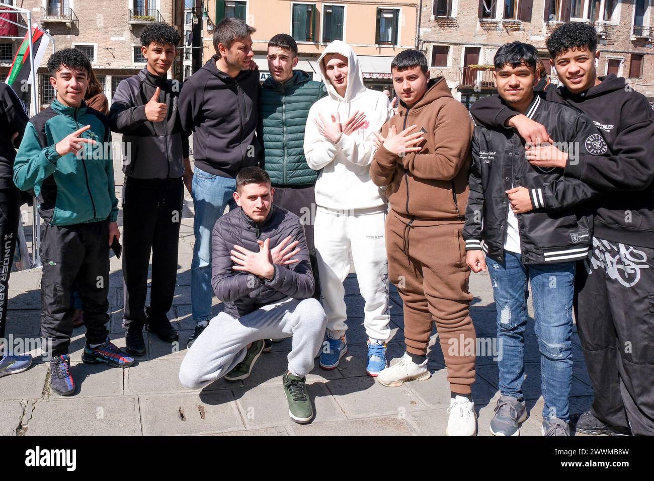 Venezia, Italia. 22 marzo 2024. Alessandro di Battista a Venezia in campo Santa Margherita per raccogliere le firme per il riconoscimento dello stato della Palestina. Credito: Agenzia fotografica indipendente/Alamy Live News Foto Stock