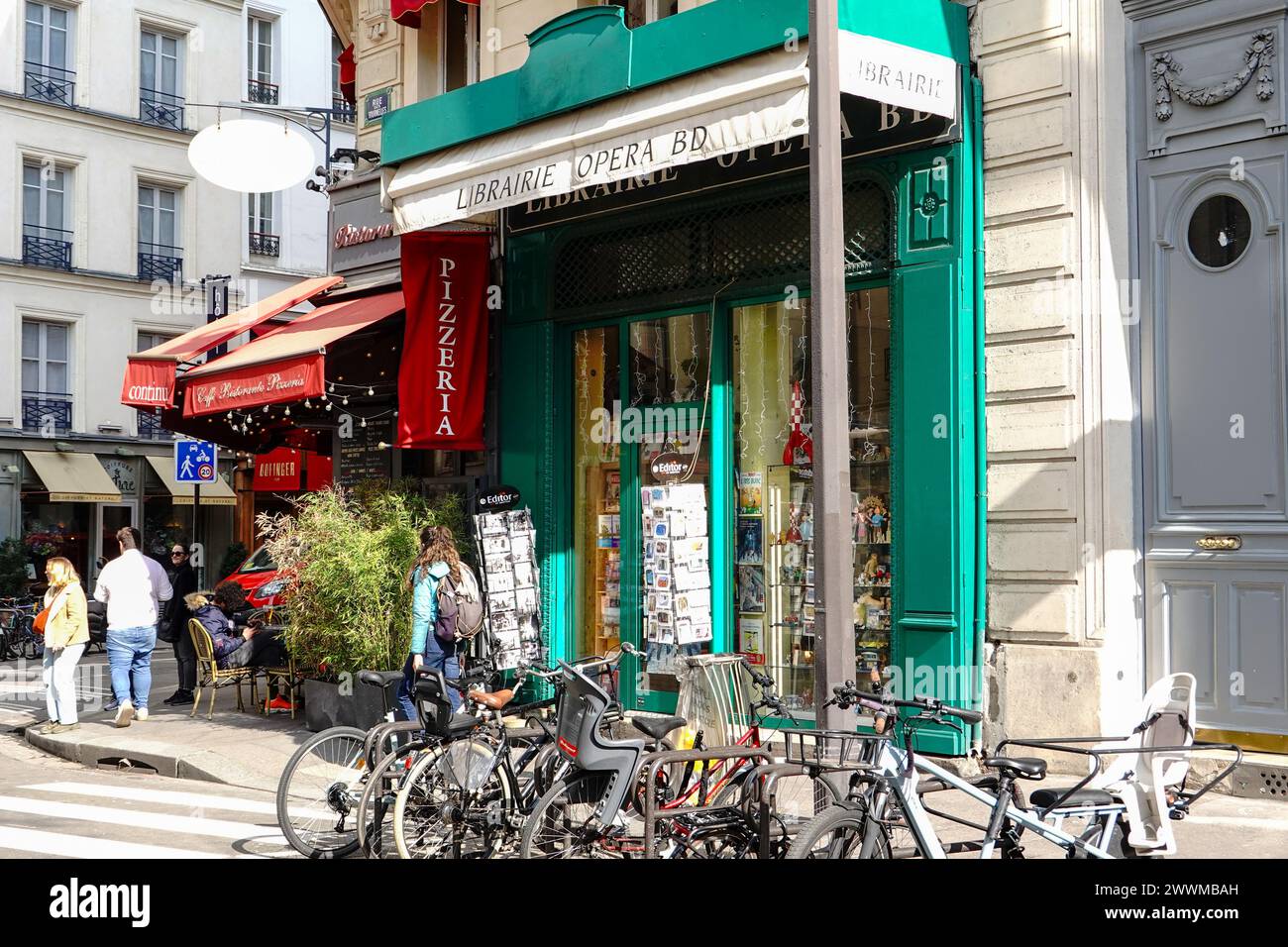Persone fuori dalla libreria parigina “Librairie Opera BD” nel 4° arrondissement di Parigi, Francia. Foto Stock