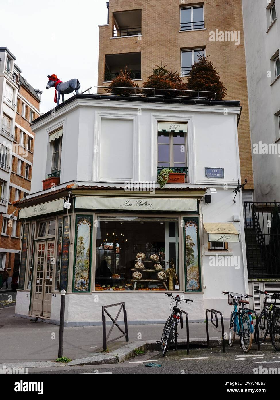Il pane riempie la finestra dell'artigiana Max Poilâne boulangerie, panetteria, nel 15° arrondissement, Parigi, Francia. Foto Stock