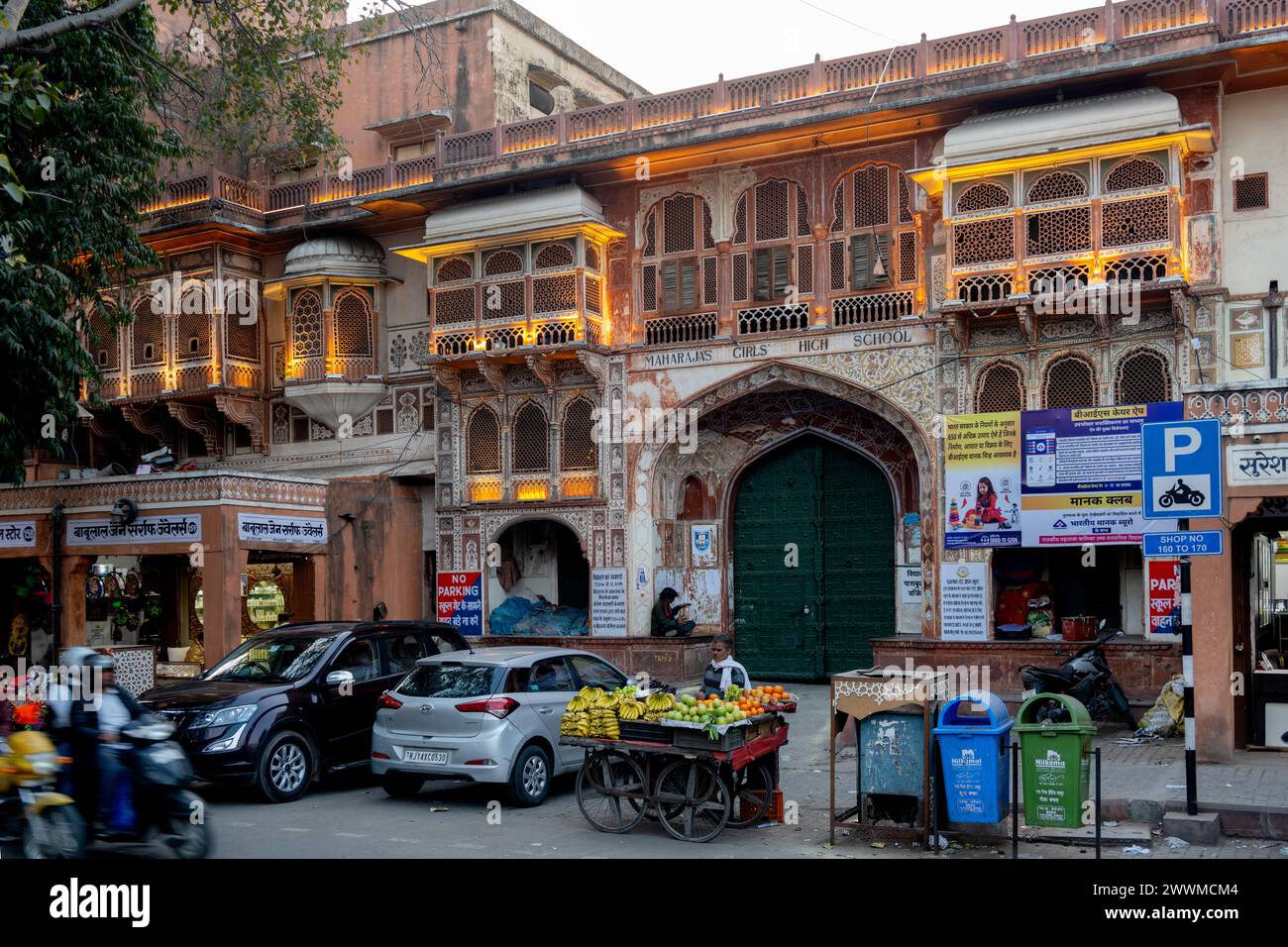 Indien, Jaipur, Kishanpole Bazar Road, Maharajas Girls Highschool, erste staatliche Mädchenschule a Britisch-Indien a Jaipur Foto Stock