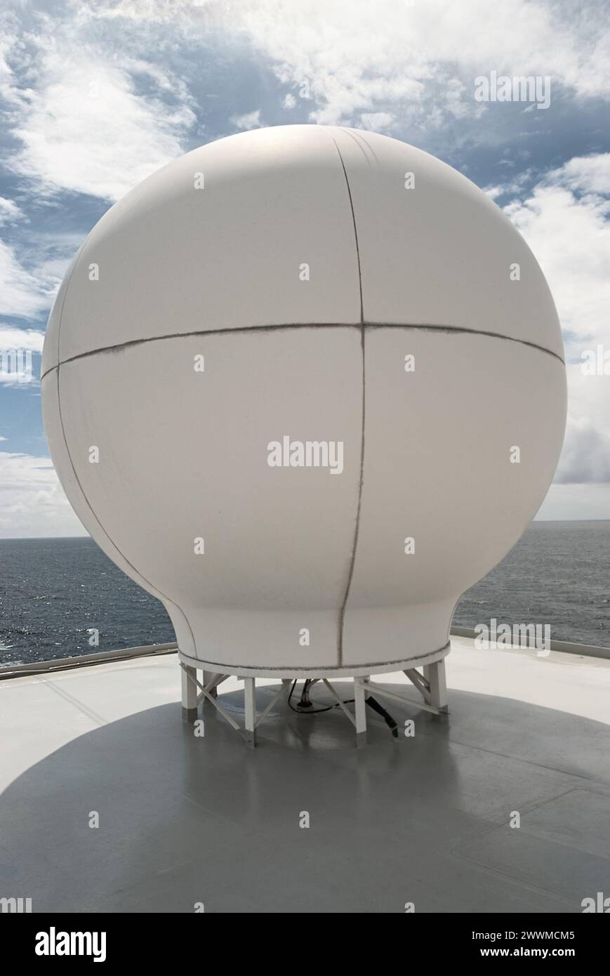 Il sistema radar sferico della nave in viaggio nell'oceano Foto Stock