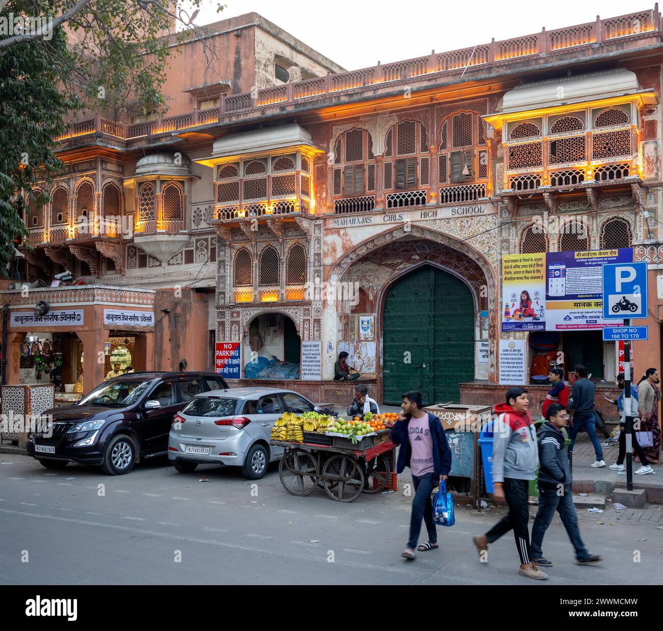 Indien, Jaipur, Kishanpole Bazar Road, Maharajas Girls Highschool, erste staatliche Mädchenschule a Britisch-Indien a Jaipur Foto Stock