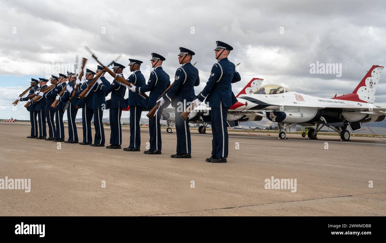 La U.S. Air Force Honor Guard si trova in formazione di fronte a un F-16 Fighting Falcons della U.S. Air Force, assegnato alla squadra di dimostrazione aerea degli Stati Uniti Foto Stock