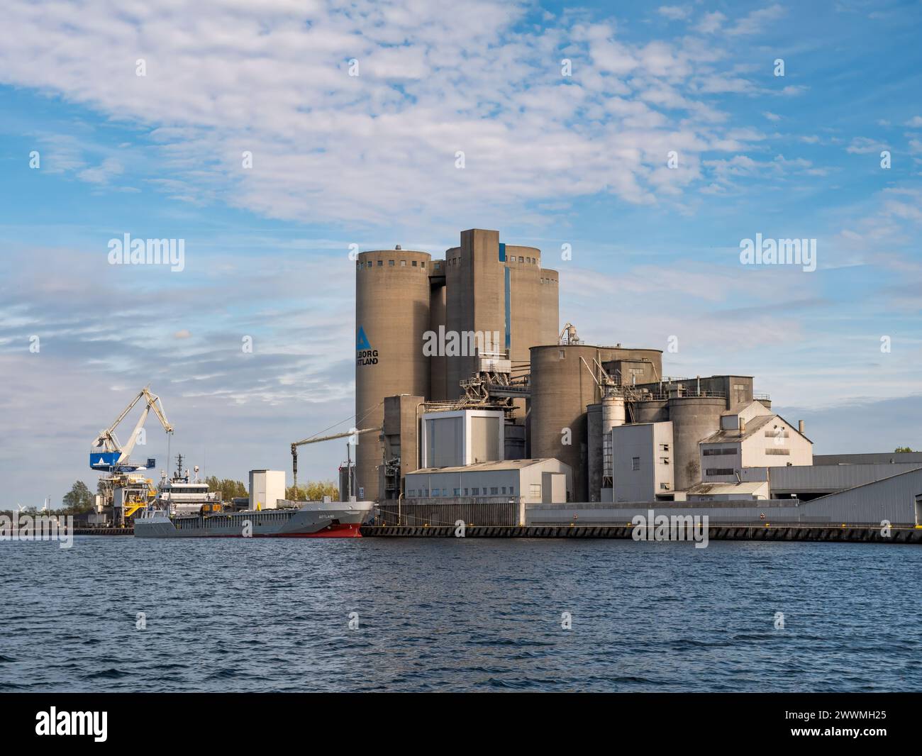 Fabbrica di cemento Portland lungo Limfjord ad Aalborg, Nordjylland, Danimarca Foto Stock