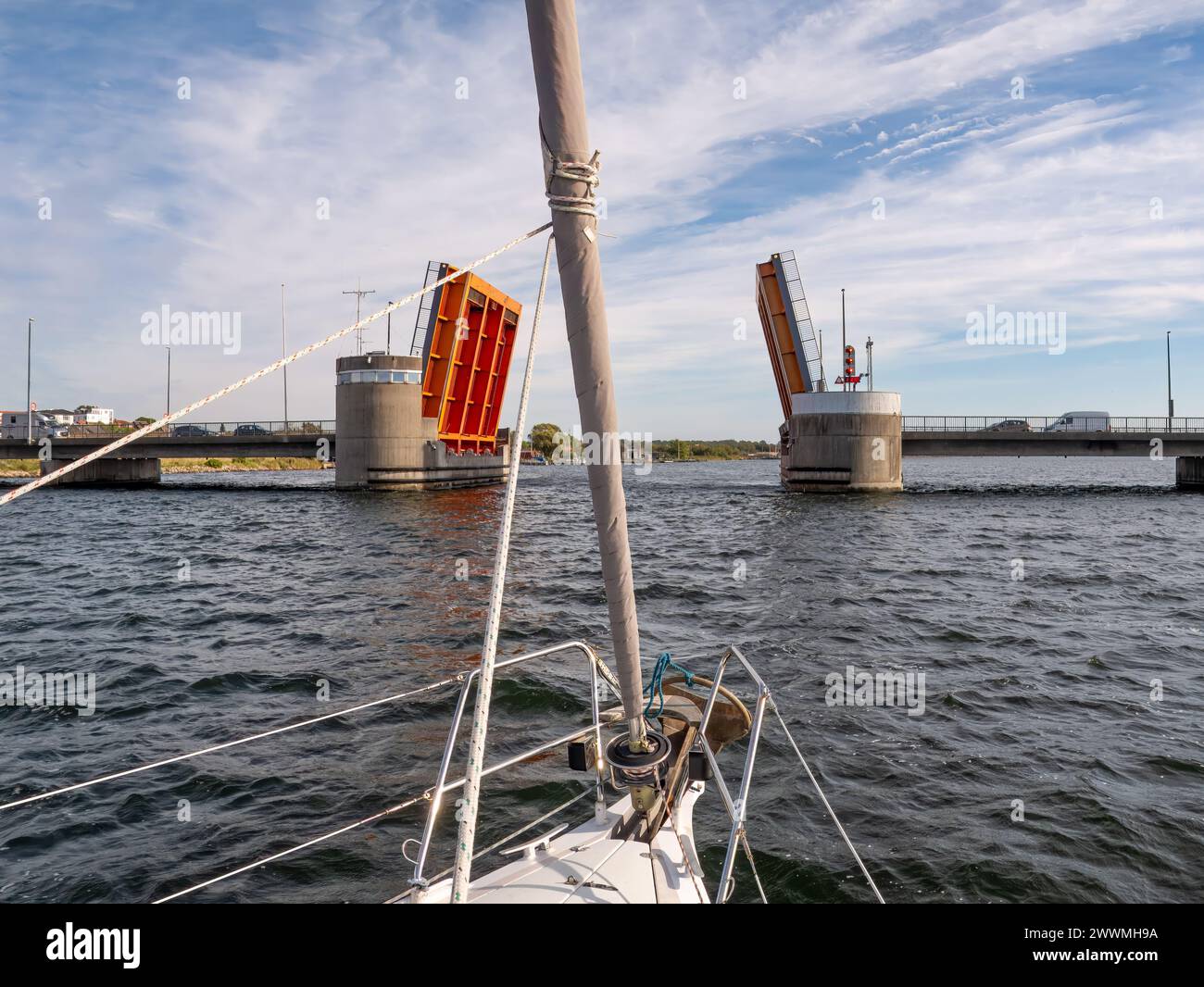 Apertura del ponte Hadsund per il passaggio in barca a vela sul fiordo Mariager, Himmerland, Nordjylland, Danimarca Foto Stock