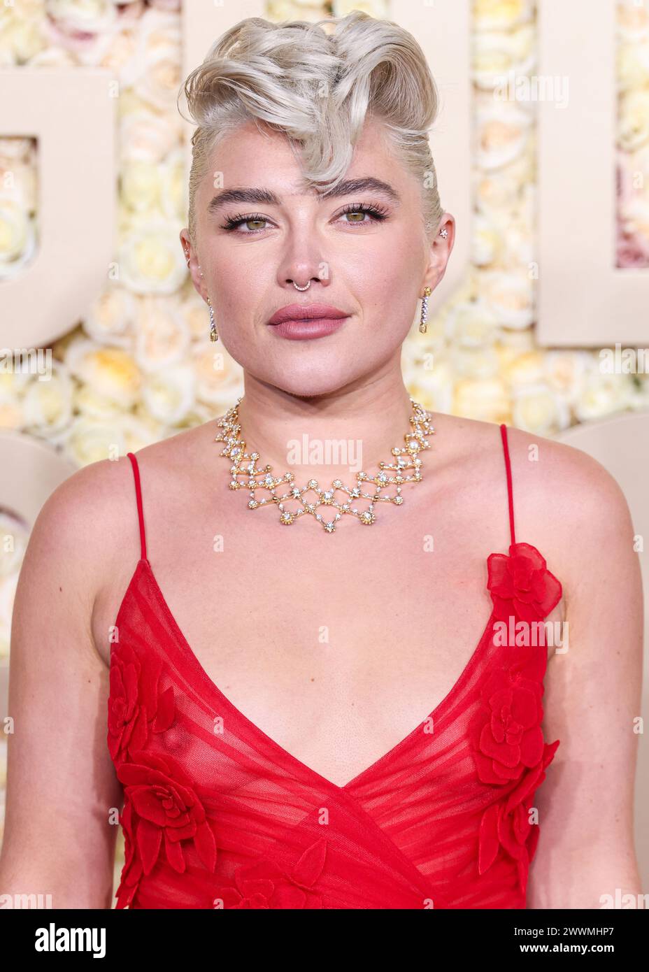 BEVERLY HILLS, LOS ANGELES, CALIFORNIA, USA - GENNAIO 07: Florence Pugh indossa un look Valentino e Tiffany and Co. Gioielli arriva al 81° Golden Globe Awards annuale tenutosi al Beverly Hilton Hotel il 7 gennaio 2024 a Beverly Hills, Los Angeles, California, Stati Uniti. (Foto di Xavier Collin/Image Press Agency) Foto Stock