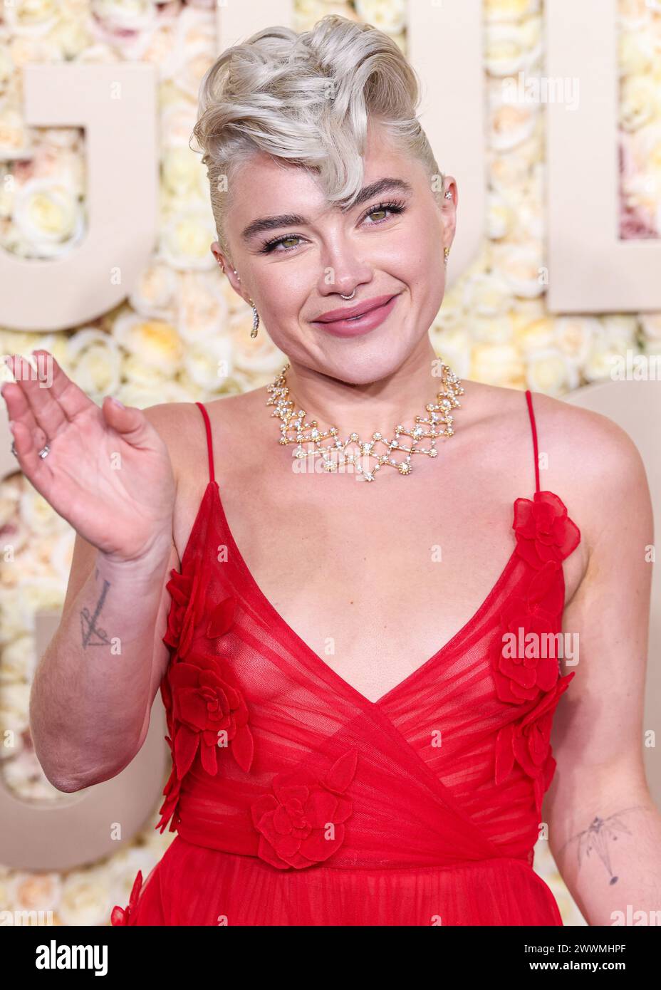 BEVERLY HILLS, LOS ANGELES, CALIFORNIA, USA - GENNAIO 07: Florence Pugh indossa un look Valentino e Tiffany and Co. Gioielli arriva al 81° Golden Globe Awards annuale tenutosi al Beverly Hilton Hotel il 7 gennaio 2024 a Beverly Hills, Los Angeles, California, Stati Uniti. (Foto di Xavier Collin/Image Press Agency) Foto Stock