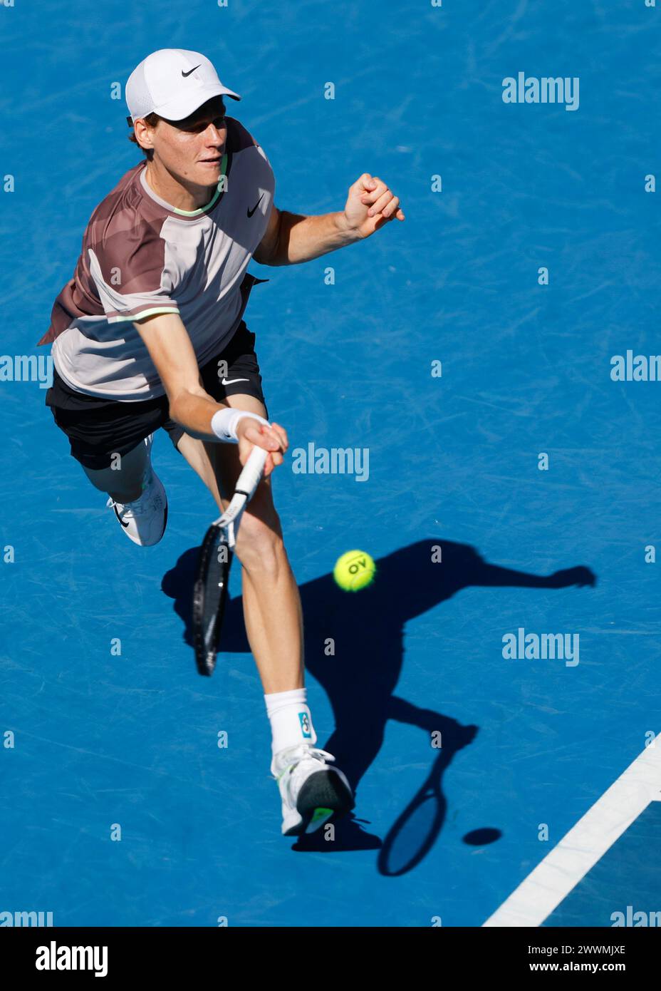 Jannik Sinner (ITA) in azione all'Australian Open 2024 al Melbourne Park, Melbourne, Victoria, Australia. Foto Stock