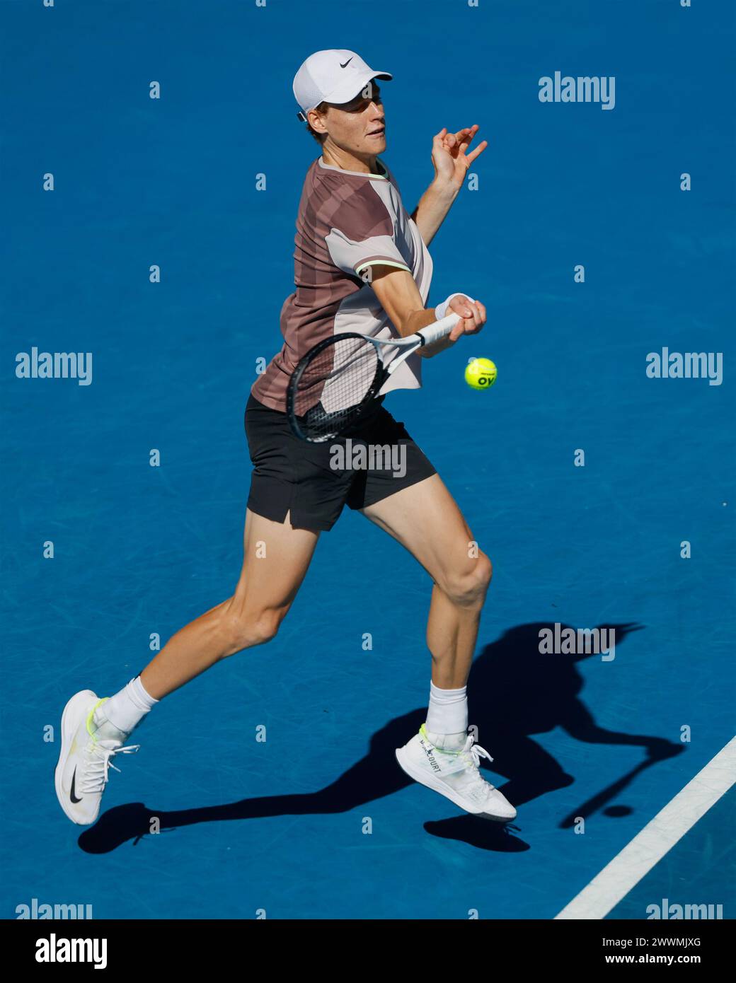 Jannik Sinner (ITA) in azione all'Australian Open 2024 al Melbourne Park, Melbourne, Victoria, Australia. Foto Stock