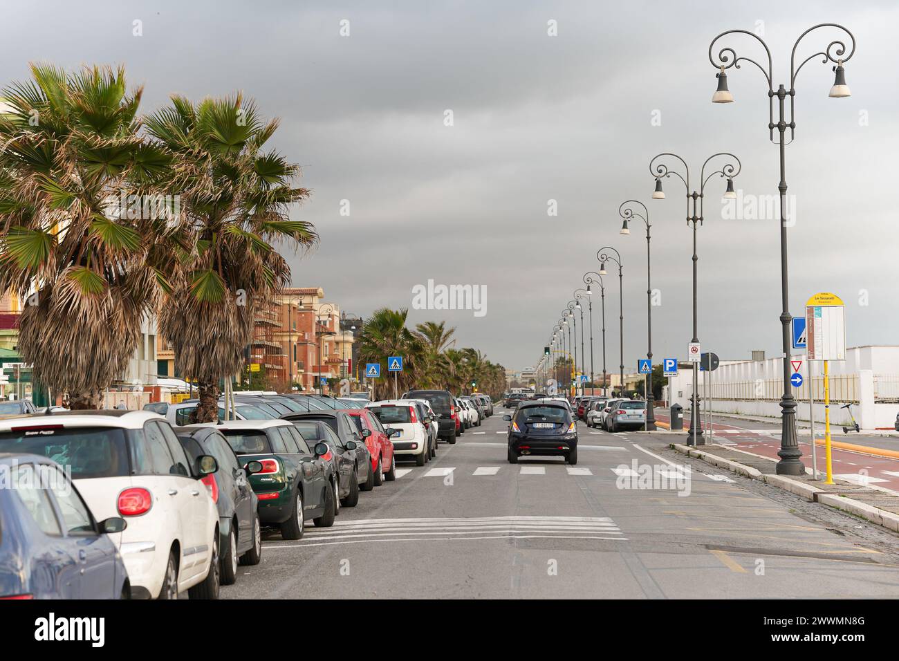 Vista della carreggiata e delle auto parcheggiate lungo la strada lungomare Paolo Toscanelli Foto Stock