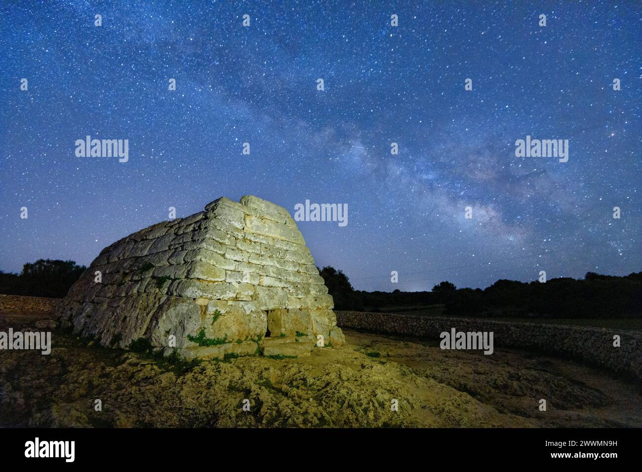 La Naveta des Tudons, di notte, con la via Lattea sullo sfondo (Minorca, Isole Baleari, Spagna) ESP: La Naveta des Tudons, de noche, Minorca Foto Stock