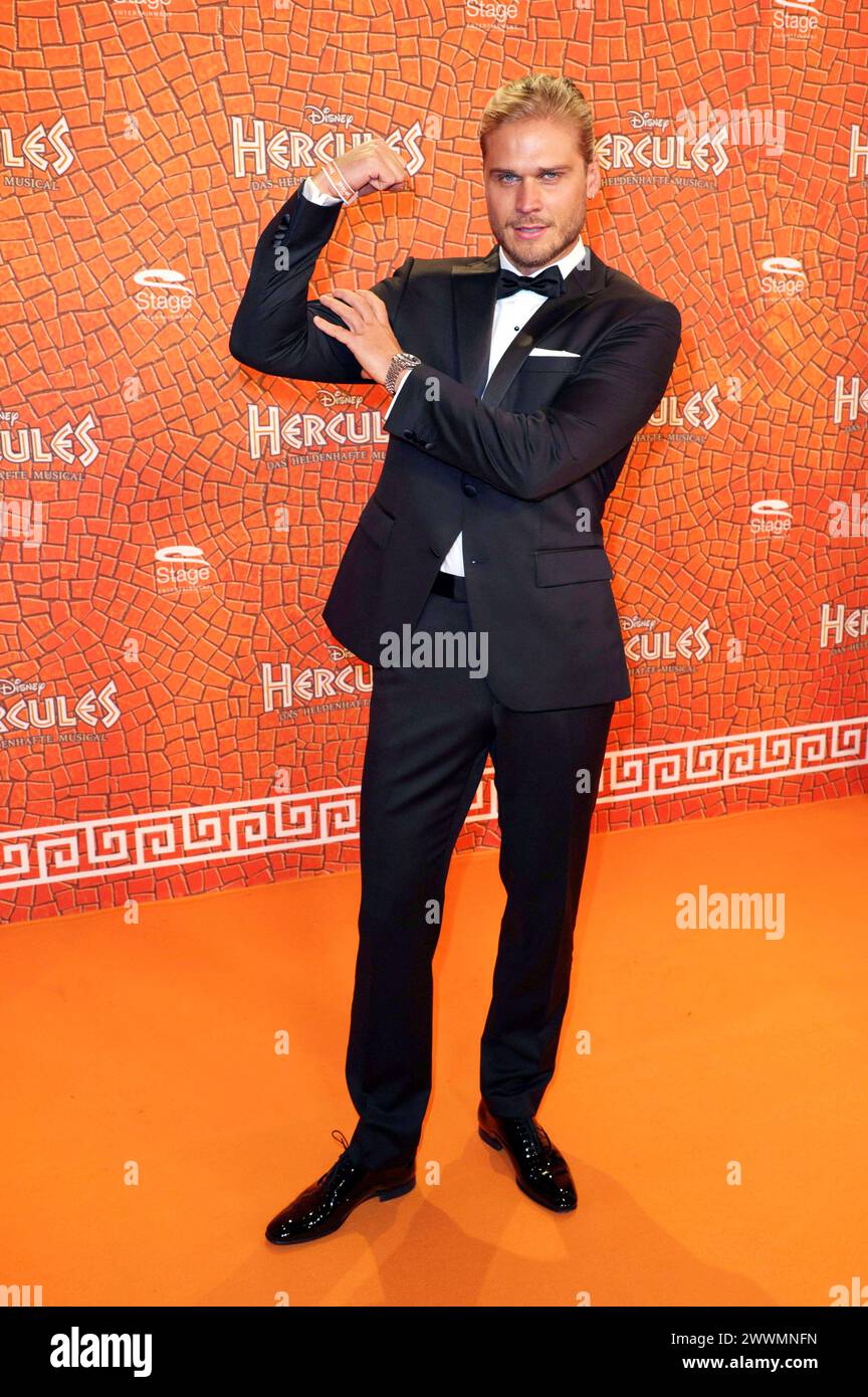 Rurik Gislason bei der Premiere des Musicals Hercules im Stage Theater Neue Flora. Amburgo, 24.03.2024 *** Rurik Gislason alla prima del musical Hercules al Teatro Neue Flora Amburgo, 24 03 2024 foto:xgbrcix/xFuturexImagex hercules_Prem_4430 Foto Stock