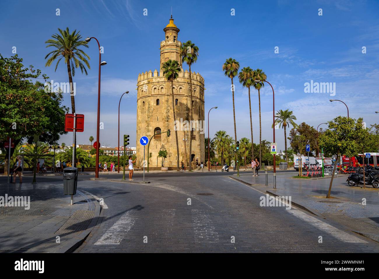 Torre del Oro, un monumento emblematico vicino al fiume Guadalquivir (Siviglia, Andalusia, Spagna). Es: La Torre del Oro, monumento de Sevilla Foto Stock