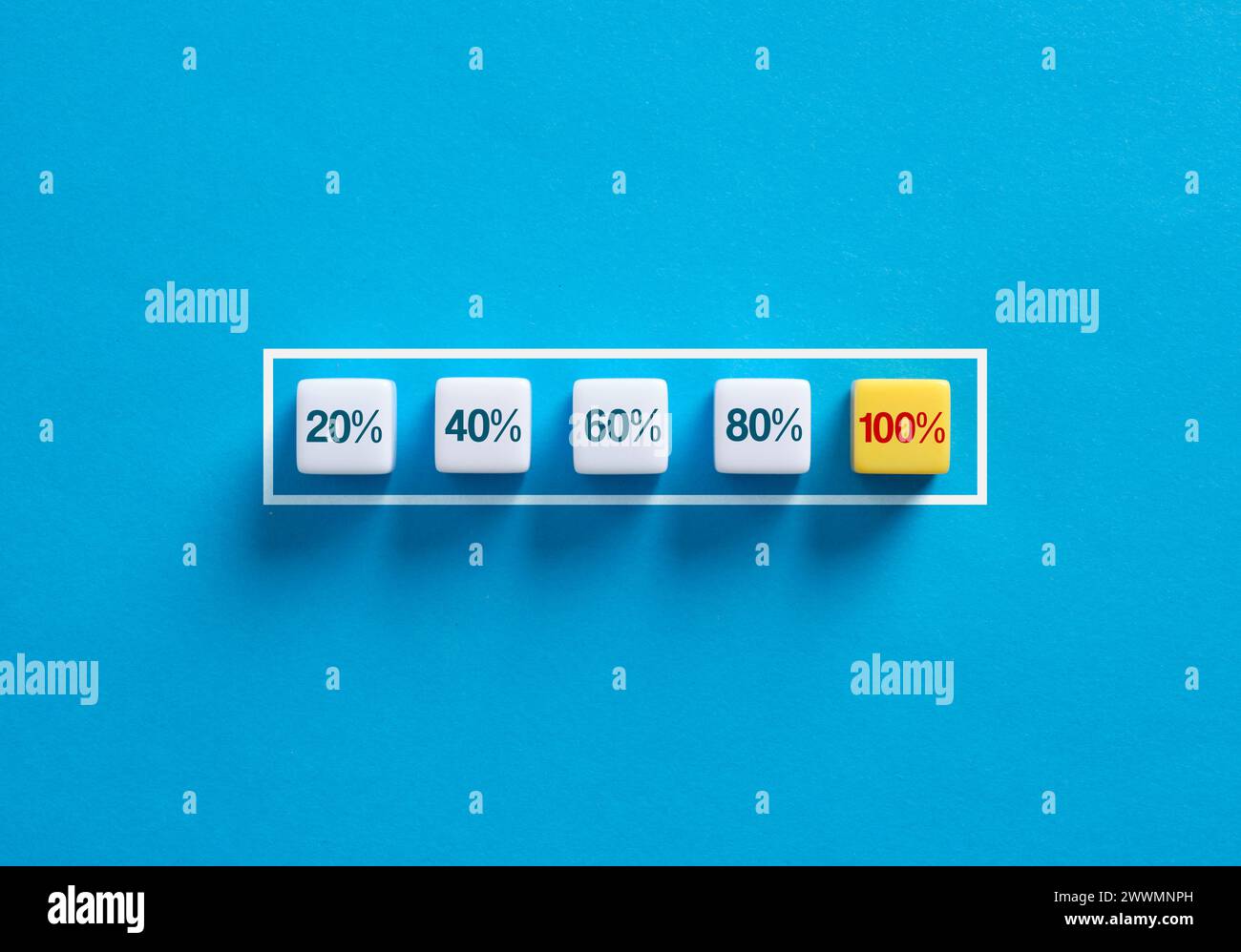 Percentuale in crescita fino al 100. Massima efficienza, massima capacità e progresso. Per raggiungere il massimo livello di potenziale. Completamento del compito della missione Foto Stock