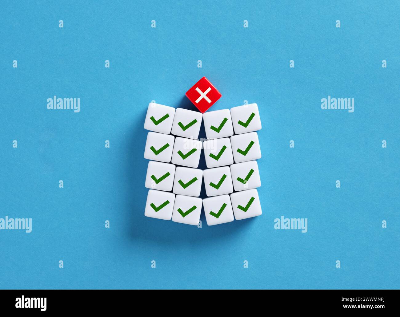 Un errore per distruggere tutto o per rovinarti la vita. Decisione sbagliata che distrugge le decisioni giuste. Foto Stock