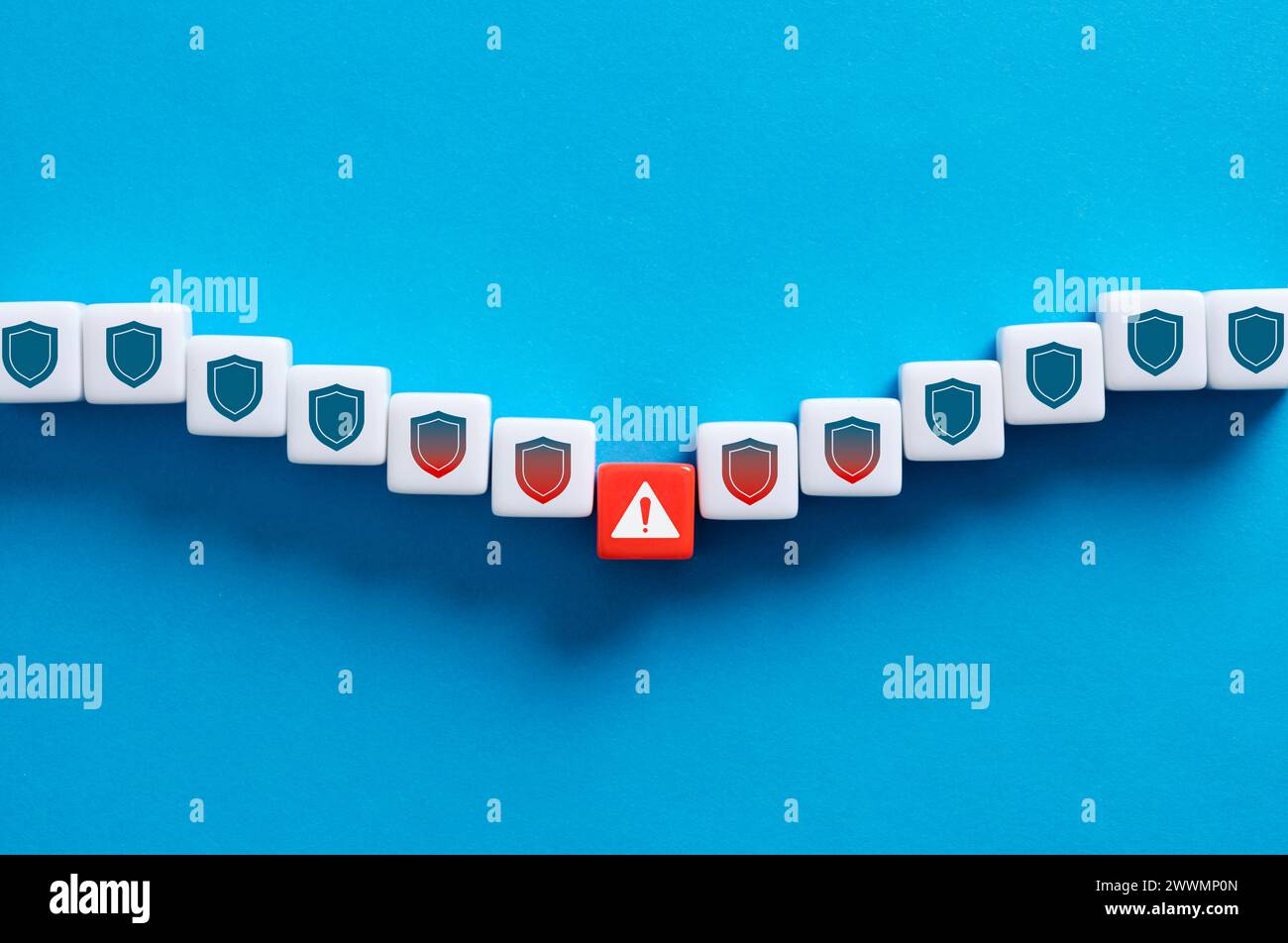 Collasso del sistema di sicurezza e interruzione della protezione firewall. Vulnerabilità tecnologica dei server alle minacce. Perdita di dati. Foto Stock