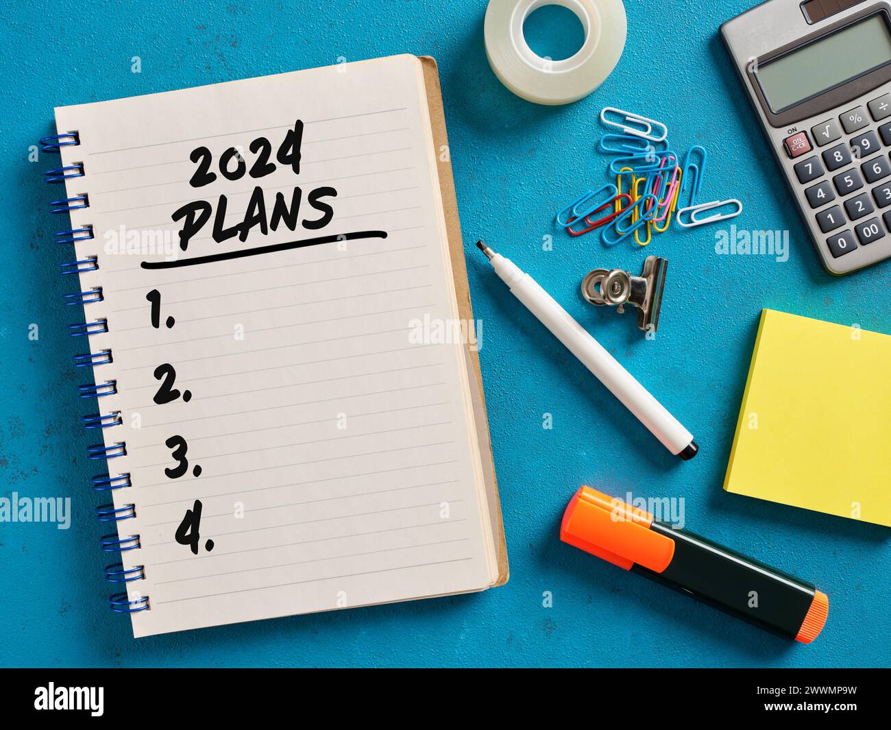2024 elenco dei piani scritto a mano su un notebook. Strategia aziendale, pianificazione e concetto di raggiungimento degli obiettivi. Foto Stock