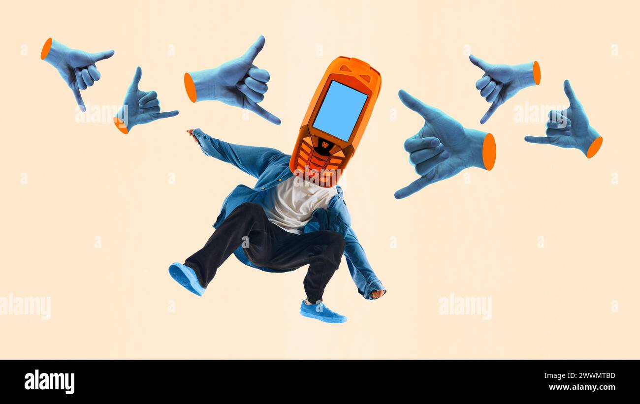 Persona con la testa del telefono, circondata dalle mani, mi piace di segnalazione, concetto di comunicazione. Collage d'arte contemporanea Foto Stock