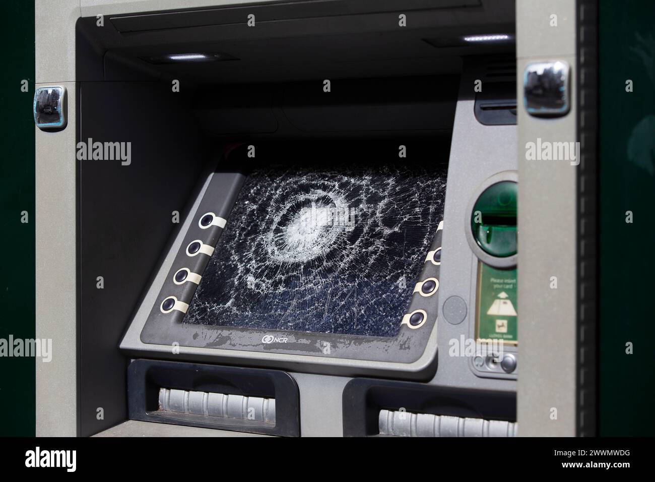 Bancomat distrutto, macchinetta nella strada principale Foto Stock